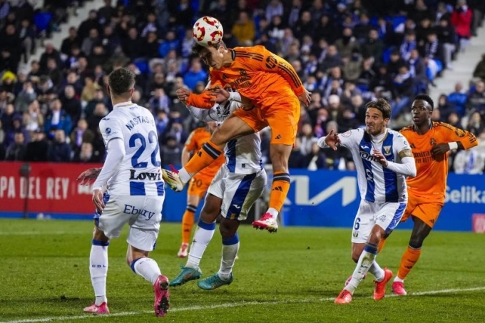 Garcia đánh đầu ấn định chiến thắng 3-2 cho Real trước Leganes tối 5/2. Ảnh: AP
