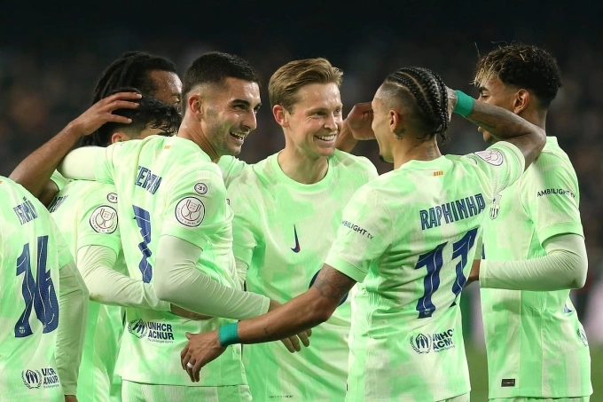 Raphinha (số 11) mừng bàn trong trận Valencia 0-5 Barca tối 6/2. Ảnh: AP