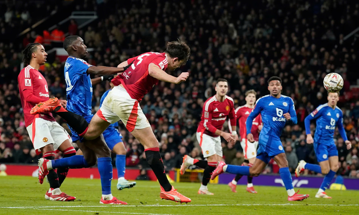 Maguire ghi bàn việt vị, Man Utd thắng phút cuối