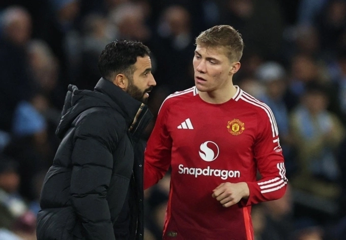 HLV Ruben Amorim chỉ đạo Rasmus Hojlund trong trận Man City 1-2 Man Utd tại Ngoại hạng Anh tối 15/12/2024. Ảnh: Reuters