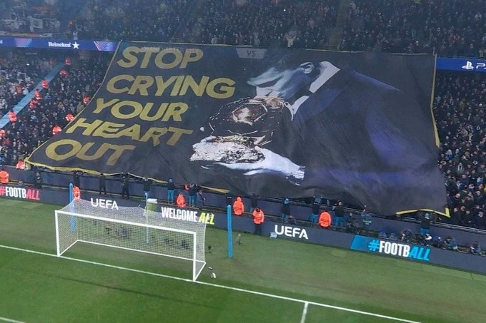CĐV Man City giương cao biểu ngữ châm chọc Real về Quả Bóng Vàng trên sân Etihad tối 11/2. Ảnh: Sky Sports