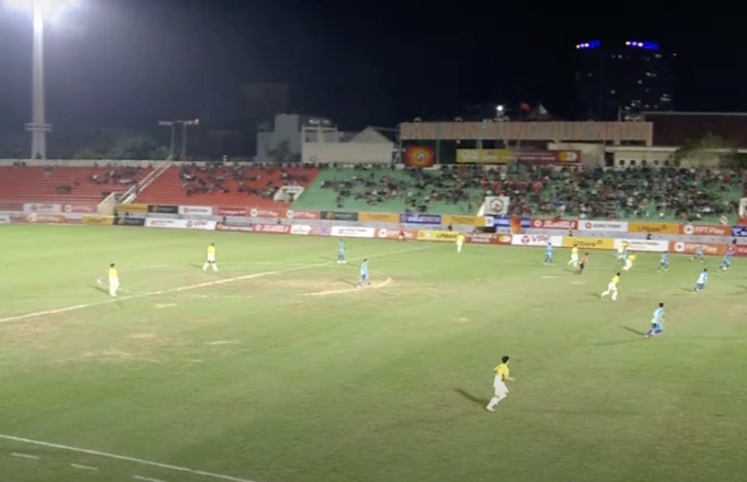 Sân Quy Nhơn qua góc quay truyền hình ở trận Bình Định thua Đà Nẵng 1-2 tại vòng 12 V-League 2024-2025, vào ngày 8/2.