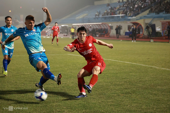 Thể Công (áo đỏ) hòa đội cuối bảng Đà Nẵng 1-1 ở vòng 13 V-League 2024-2025, tại sân Tam Kỳ tối 14/2. Ảnh: Minh Minh