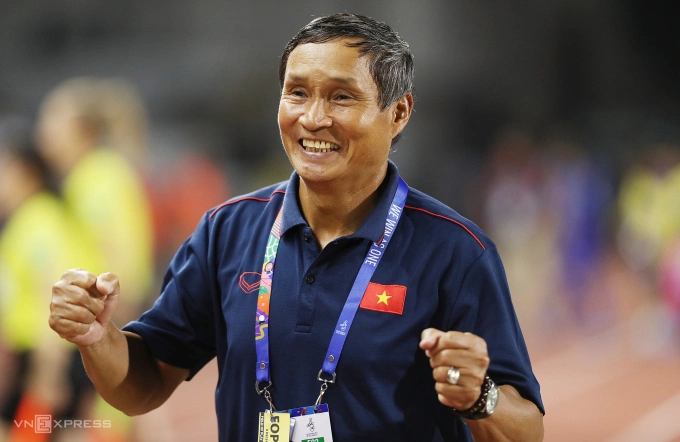 HLV Mai Đức Chung mừng HC vàng cùng đội tuyển nữ Việt Nam tại SEA Games 30 ở sân Rizal Memorial, Philippines vào tháng 12/2019. Ảnh: Đức Đồng
