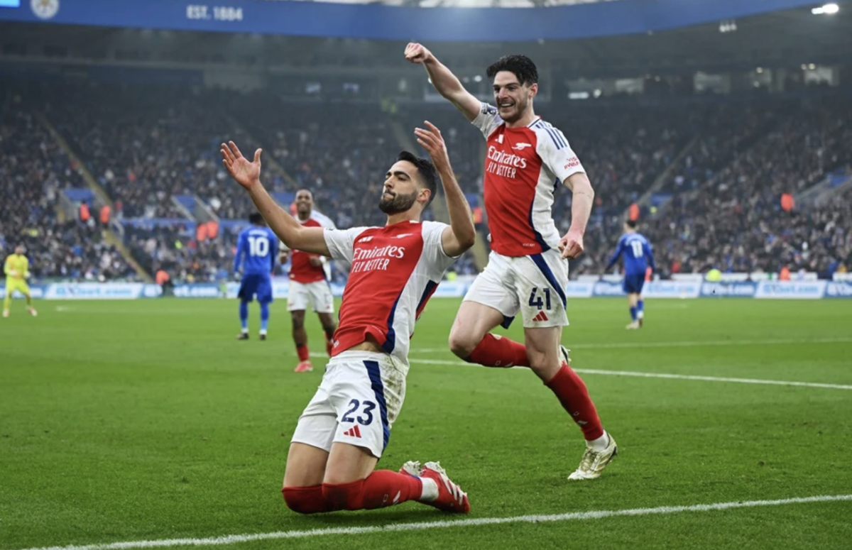 Arsenal phả hơi nóng vào Liverpool