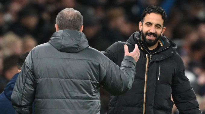 HLV Ruben Amorim bắt tay Ange Postecoglou trước trận Man Utd thua Tottenham 3-4 ở tứ kết Cup Liên đoàn ngày 19/12/2024. Ảnh: BBC