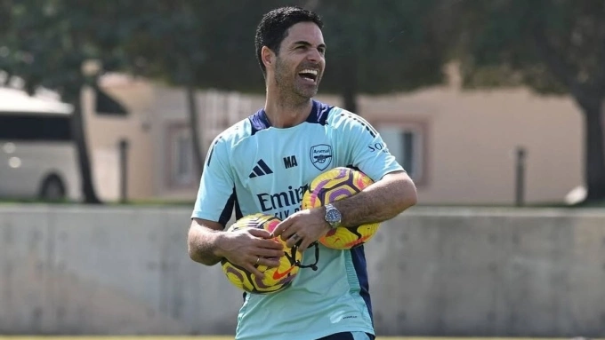 HLV Arteta trong buổi tập hôm 14/2, trước trận gặp Leicester tại vòng 25 Ngoại hạng Anh. Ảnh: Reuters