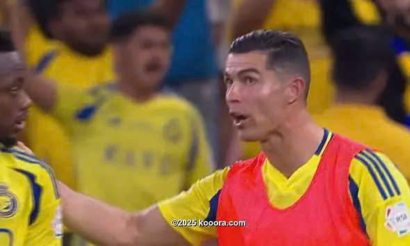 Ronaldo chỉ đạo Jhon Duran trong trận Al Nassr thắng Al Ahli 3-2 trên sân Al Inma Bank, thành phố Jeddah, Arab Saudi, vòng 20 Pro League tối 13/2/2025. Ảnh: Kooora
