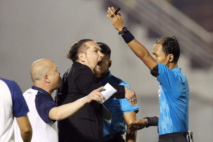 HLV Popov (Thanh Hoá) phản ứng trọng tài và bị thẻ đỏ trong trận TP HCM hoà Thanh Hoá 2-2 ngày 14/2 trên sân Thống Nhất. Ảnh: Đức Đồng