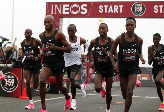 Kipchoge được nhóm pacer duy trì đội hình theo hình chữ V để cản lực gió cho anh tại sự kiện INEOS 1:59 Challenge 2019. Ảnh: AFP