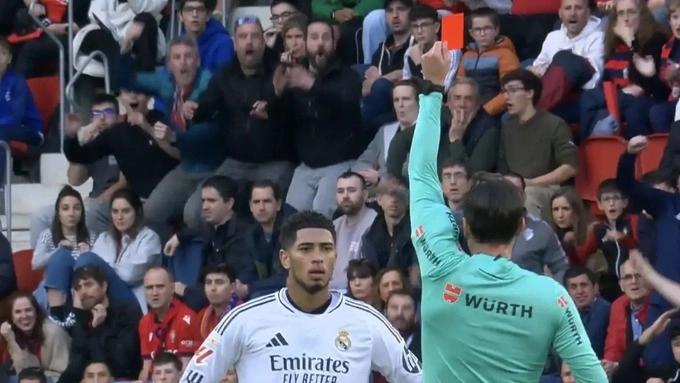 Bellingham bị phạt thẻ đỏ trong trận Osasuna 1-1 Real ở vòng 24 La Liga hôm 15/2. Ảnh: Cadena Ser