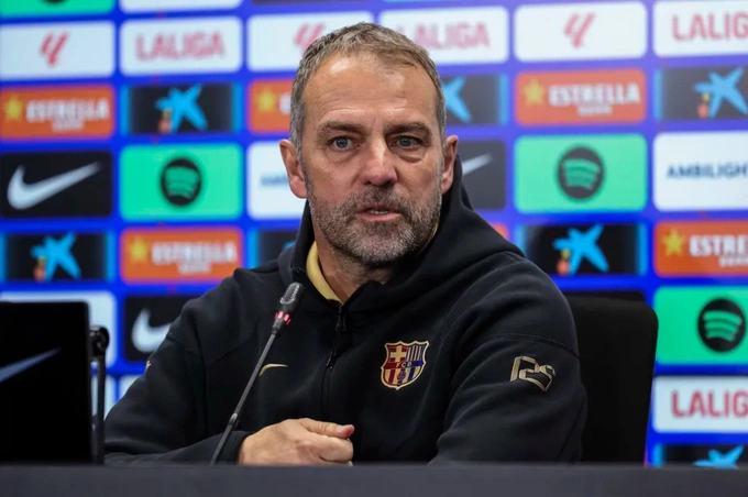 HLV Flick trong họp báo ngày 16/2, trước trận Barca - Rayo Vallecano ở vòng 24 La Liga. Ảnh: AFP