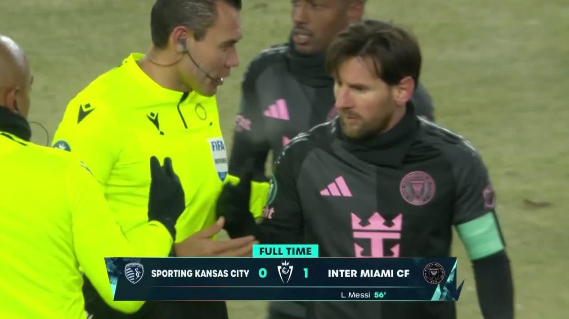 Trọng tài bị phạt vì xin áo đấu của Messi