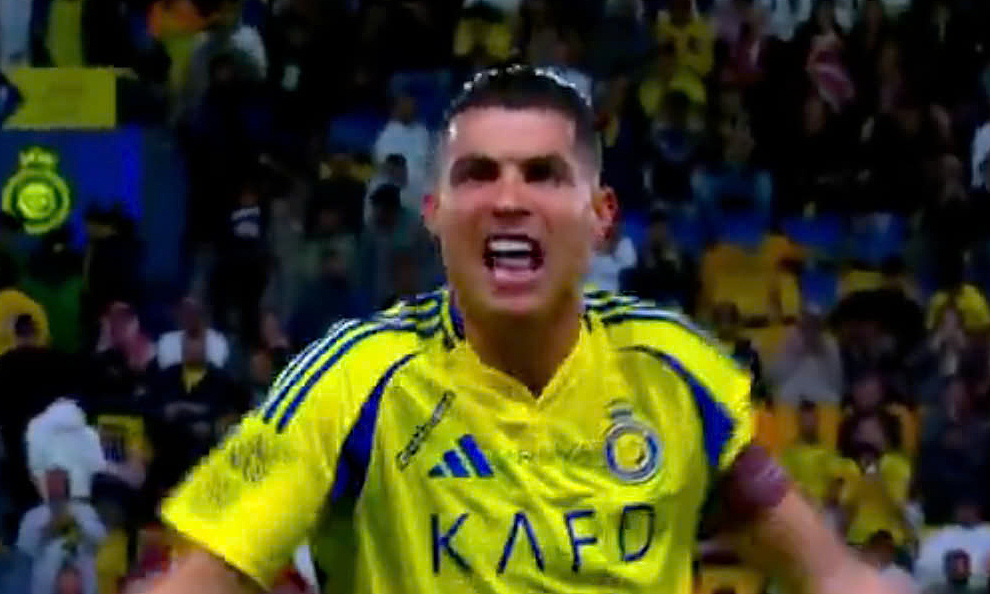 Ronaldo thoát thẻ vàng dù đá văng bóng trước mặt trọng tài