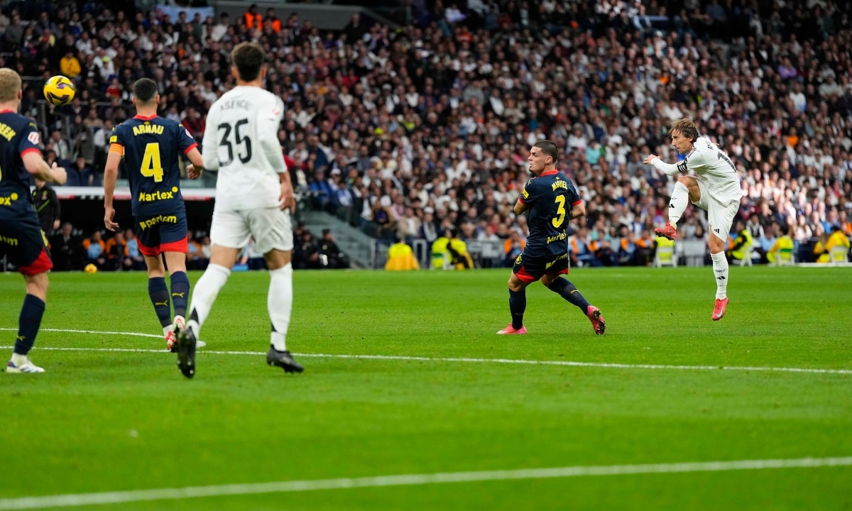 Real bám sát Barca trong ngày Modric lập siêu phẩm