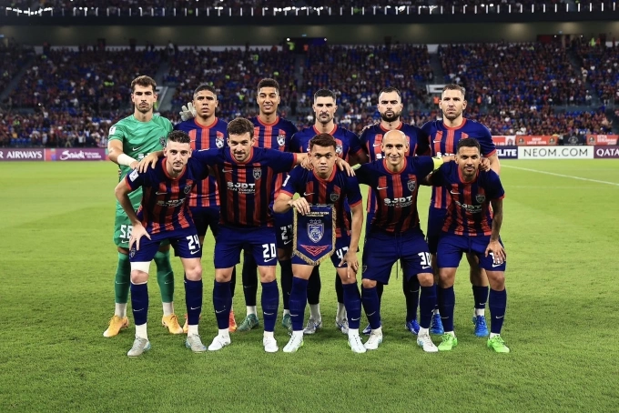 Đội hình xuất phát của Johor Darul Tazim chỉ có Arif Aiman Hanapi (hàng dưới giữa) mang quốc tịch Malaysia, trong trận thắng Pohang Steelers của Hàn Quốc 5-2 ở lượt cuối vòng bảng AFC Champions League Elite 2024-2025, tại sân Sultan Ibrahim tối 18/2. Ảnh: JDT