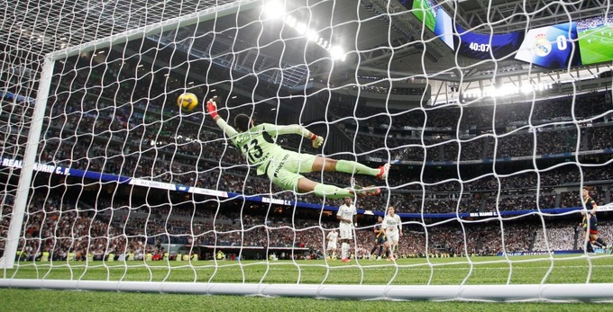 ... găm bóng vào góc cao phía xa khung thành, khiến thủ môn Gazzaniga không thể với tới, trong trận Real thắng Girona 2-0 ở vòng 25 La Liga trên sân Bernabeu, Madrid ngày 23/2. Ảnh: APS & AS