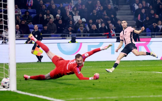 Achraf Hakimi lập cú đúp trong trận PSG thắng Lyon 3-2 ở vòng 23 Ligue 1 ngày 23/2. Ảnh: Reuters