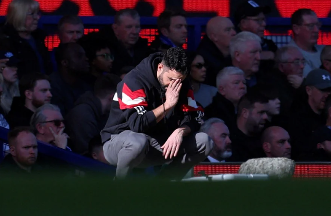 HLV Ruben Amorim thất vọng trong trận Man Utd hòa Everton 2-2 trên sân Goodison Park, Liverpool, Anh ngày 22/2. Ảnh: Reuters