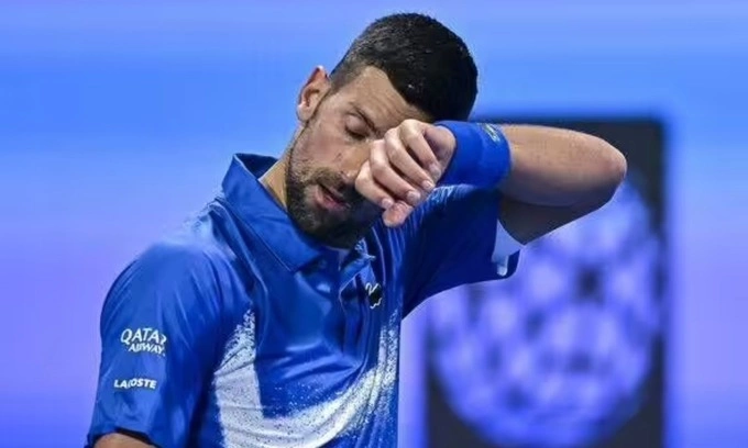 Djokovic thất vọng sau một điểm thua ở trận gặp Berrettini tại vòng đầu Qatar Mở rộng tuần trước. Ảnh: Reuters
