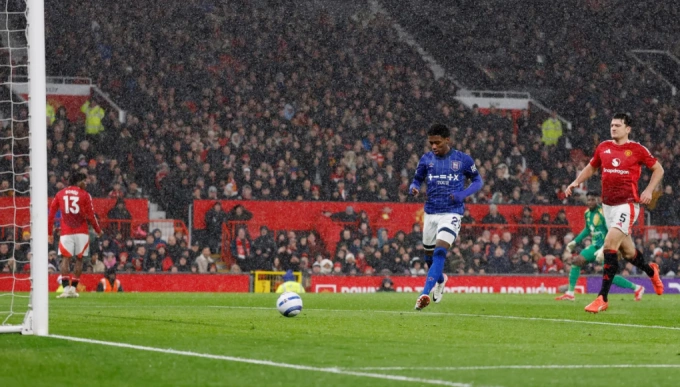 Andre Onana băng ra không hợp lý, để Jaden Philogene đá vào gôn trống mở tỷ số trong trận Man Utd thắng Ipswich Town 3-2 trên sân Old Trafford, Manchester, Anh ngày 26/2. Ảnh: Premier League