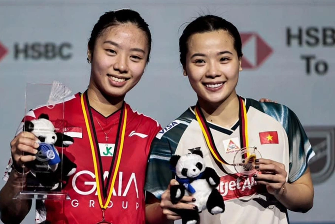 Thuỳ Linh (phải) nhận giải nhì bên cạnh nhà vô địch Yeo Jia Min ở nội dung đơn nữ giải cầu lông quốc tế Đức mở rộng 2025, tối 2/3.