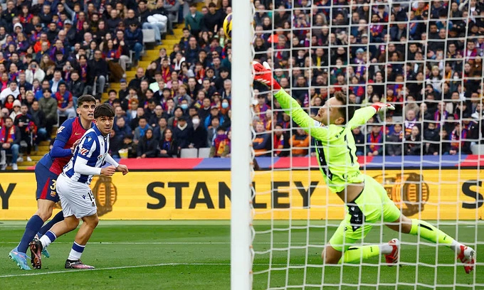 Hậu vệ Gerard Martin (trái) mở tỷ số cho Barca. Ảnh: Reuters