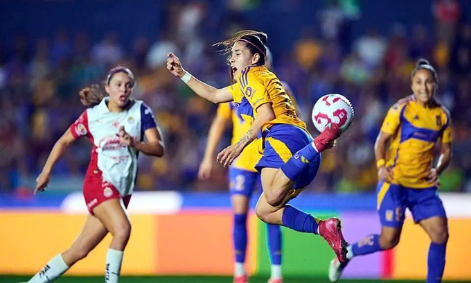 Lizbeth Ovalle móc bóng ngược theo kiểu bọ cạp, ghi bàn mở tỷ số cho Tigres UANL trước Guadalajara, ở vòng 10 giải vô địch nữ Mexico trên sân Universitario, thành phố San Nicolas de los Garza, bang Nuevo Leon, Mexico tối 3/3/2025. Ảnh: Mexsport
