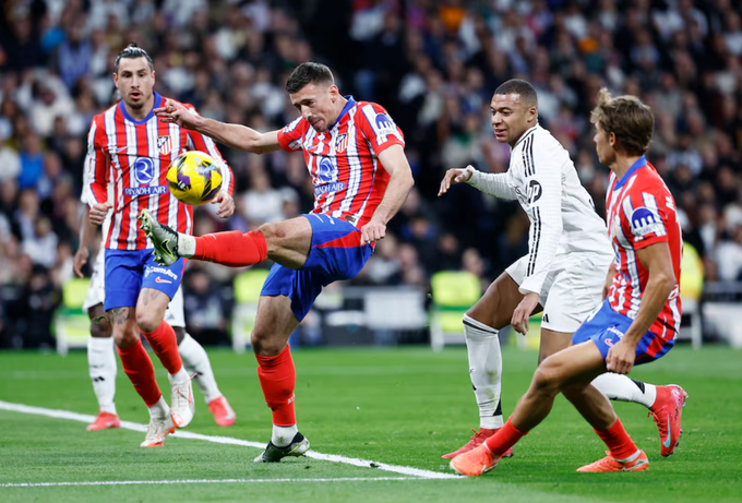 Clement Lenglet phá bóng trước Kylian Mbappe trong trận Atletico gặp Real trên sân Bernabeu, Madrid, Tây Ban Nha ngày 8/2/2025. Ảnh: Reuters