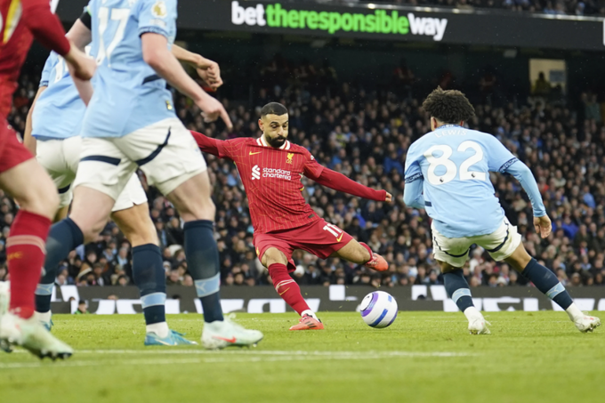 Mohamed Salah ghi bàn mở tỷ số trong trận Liverpool thắng Man City 2-0 trên sân Etihad, Manchester, Anh ngày 23/2. Ảnh: AP