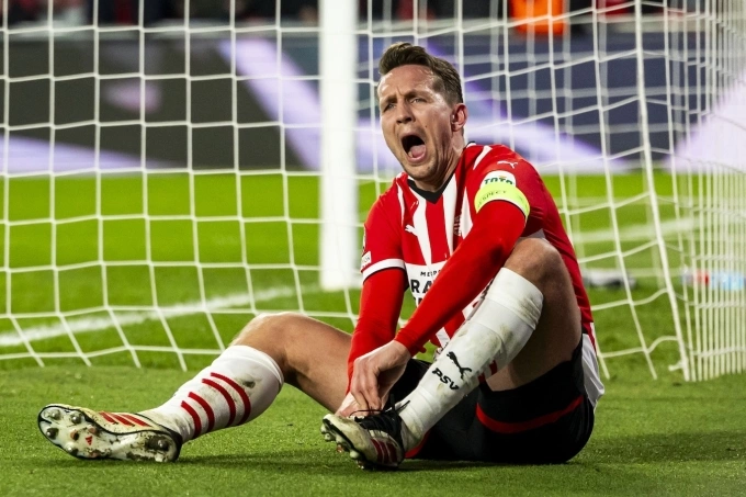 Đội trưởng PSV, Luuk De Jong chịu đau trong trận thua Arsenal 1-7 ở lượt đi vòng 1/8 Champions League tối 4/3. Ảnh: ANP