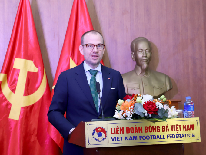 Giám đốc marketing Bundesliga toàn cầu Peer Niclas Naubert phát biểu trong lễ ký kết bản ghi nhớ hợp tác giữa LĐBĐ Việt Nam (VFF) và Bundesliga, tại trụ sở VFF vào tháng 2/2025.