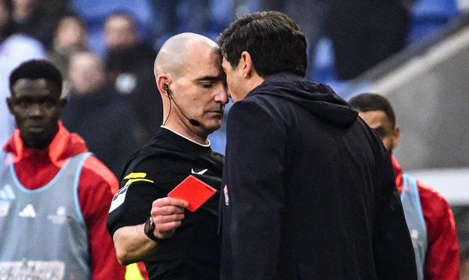 HLV Paulo Fonseca (phải) gây hấn với trọng tài Benoit Millot trong trận Lyon thắng Brest 2-1 ở vòng 24 Ligue 1 ngày 1/3. Ảnh: AFP