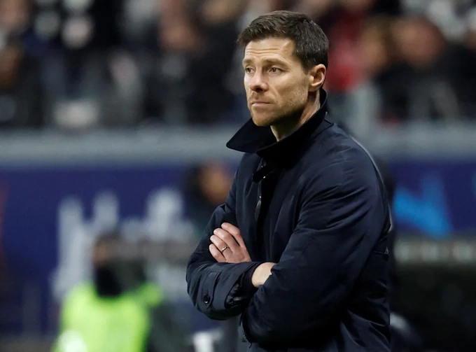 HLV Xabi Alonso thẫn thờ trong trận Leverkusen thua Bayern 0-3 trên sân Allianz, Munich, Đức ngày 5/3. Ảnh: Reuters