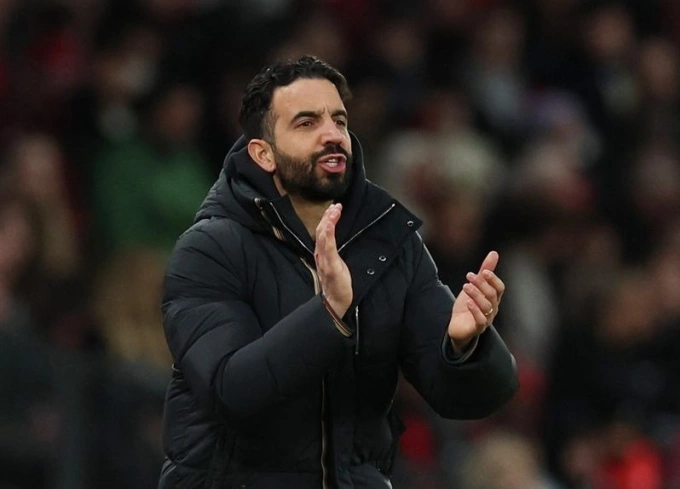 Amorim chỉ đạo trong trận Man Utd thua Fulham ở vòng năm Cup FA tối 2/3. Ảnh: AFP