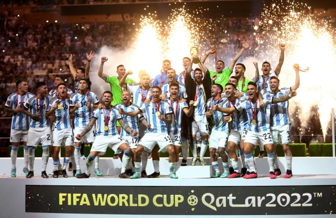 Argentina mừng chức vô địch World Cup, sau khi thắng Pháp trong loạt đá luân lưu chung kết trên sân Lusail, Qatar, tối 18/12/2022. Ảnh: Reuters