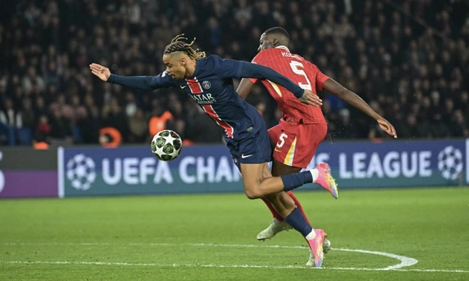 Tình huống trung vệ Ibrahima Konate (áo đỏ) đẩy ngã Bradley Barcola, trong trận Liverpool thắng PSG 1-0 trên sân Parc des Princes, thành phố Paris, Pháp, lượt đi vòng 1/8 Champions League tối 5/3/2025. Ảnh: LEquipe