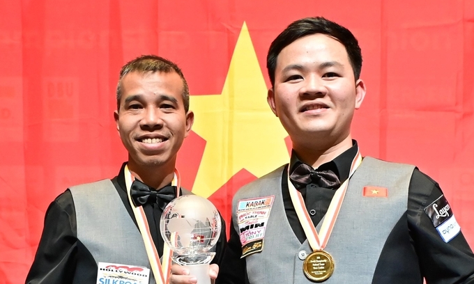 Trần Quyết Chiến (trái) và Bao Phương Vinh trên bục trao cup và huy chương ở giải carom 3 băng đồng đội thế giới ở Viersen, Đức ngày 24/3/2024. Ảnh: Billard1