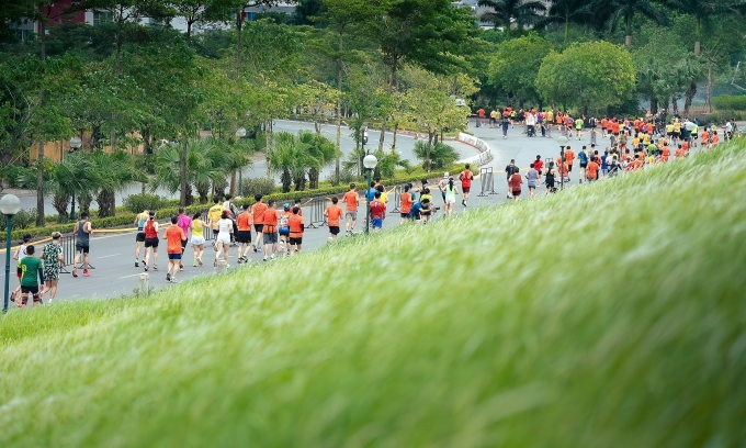 Runner dự Longbien Marathon 2024 chạy qua cung đường cỏ lau tại đê Long Biên Xuân Quan. Ảnh: Longbien Marathon