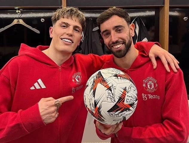 Garnacho chụp cùng Fernandes (phải) và trái bóng sau trận Man Utd 4-1 Sociedad ở lượt về vòng 1/8 Europa League tối 13/3. Ảnh: Instagram