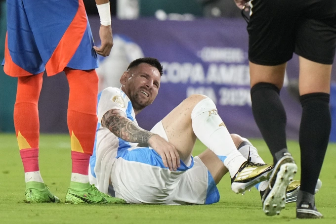 Messi chấn thương, phải rời sân giữa hiệp hai trận chung kết Copa America giữa Argentia với Colombia trên sân Hard Rock, Miami ngày 14/7/2024. Ảnh: AP