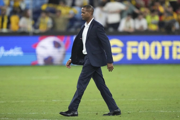 HLV Patrick Kluivert di chuyển vào phòng thay đồ sân Allianz Sydney, sau trận Indonesia thua Australia 1-5 ở vòng loại ba World Cup 2026 - khu vực châu Á, vào tối 20/3. Ảnh: AP