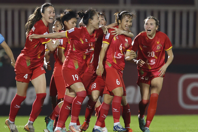 Cầu thủ TP HCM mừng chiến thắng 5-4 trước Abu Dhabi Country tối 22/3 trên sân Thống Nhất. Ảnh: Đức Đồng