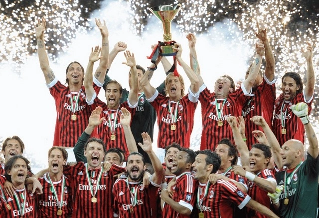 Robinho (thứ năm từ phải sang, hàng dưới) giành Serie A năm 2011 với AC Milan. Ảnh: AC Milan