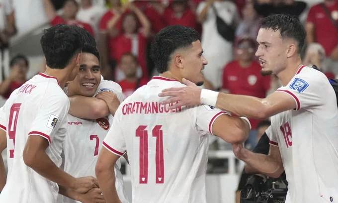 Các cầu thủ Indonesia sinh trưởng ở nước ngoài mừng bàn với cầu thủ bản địa Marselino (số 7) trong trận thắng Arab Saudi 2-0 trên sân Bung Karno, thành phố Jakarta, Indonesia, lượt sáu bảng C vòng loại ba khu vực châu Á, World Cup 2026, tối 19/11/2024. Ảnh: AP