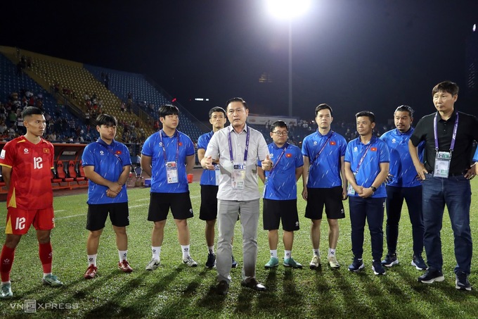 Phó chủ tịch phụ trách chuyên môn VFF Trần Anh Tú trao đổi với các thành viên đội tuyển Việt Nam, sau trận thắng Lào 5-0 ở lượt ra quân bảng F vòng loại cuối Asian Cup 2027, tại sân Gò Đậu, Bình Dương tối 25/3. Ảnh: Đông Huyền