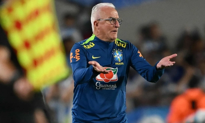 HLV Dorival chỉ đạo trong trận Brazil thua Argentina 1-4 trên sân Monumental, Buenos Aires ở vòng loại World Cup 2026 khu vực Nam Mỹ ngày 25/3. Ảnh: AFP