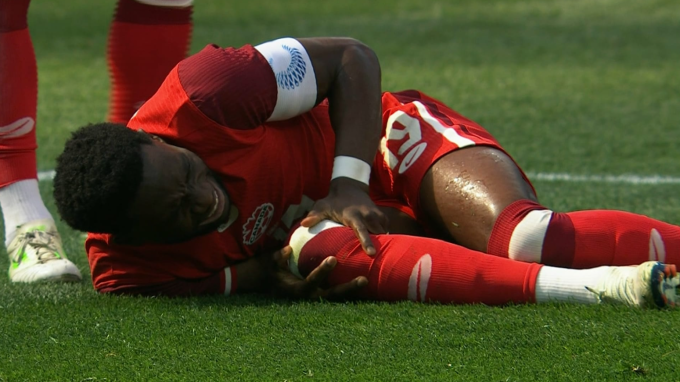 Alphonso Davies chấn thương nặng trong trận Canada thắng Mỹ 2-1 trên sân SoFi, Inglewood, California ngày 23/3. Ảnh: TSN