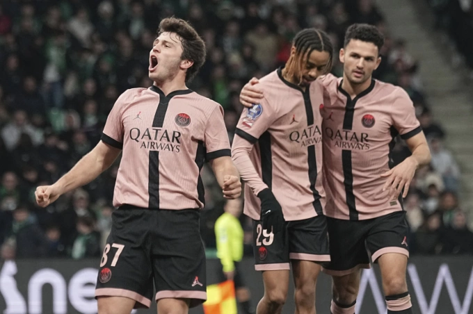 Joao Neves (trái) mừng bàn nâng tỷ số lên 4-1 trong trận PSG thắng Saint-Etienne 6-1 trên sân Geoffroy-Guichard ở Saint-Etienne, Pháp ngày 29/3/2025. Ảnh: AP
