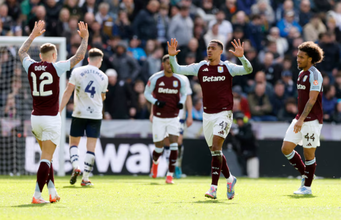 Jacob Ramsey mừng bàn ấn định chiến thắng 3-0 cùng Lucas Digne và Boubacar Kamara. Ảnh: Reuters